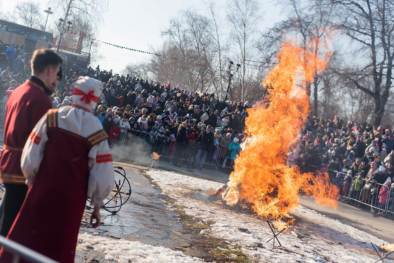 Сотни тамбовчан собрались на сожжении Масленицы в парке культуры