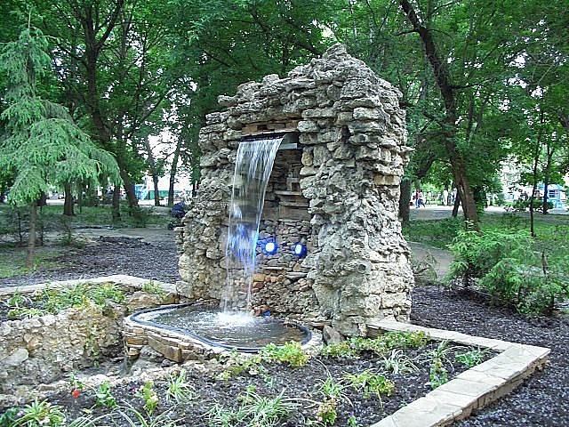 В центральном парке Тамбова реконструируют фонтан «Грот» 