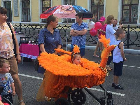 По центру Тамбове прошел парад сказочных колясок (фото)