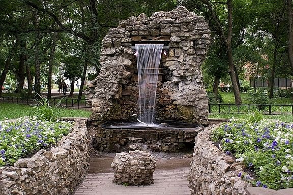 В городском парке культуры Тамбова реконструируют фонтан "Грот"