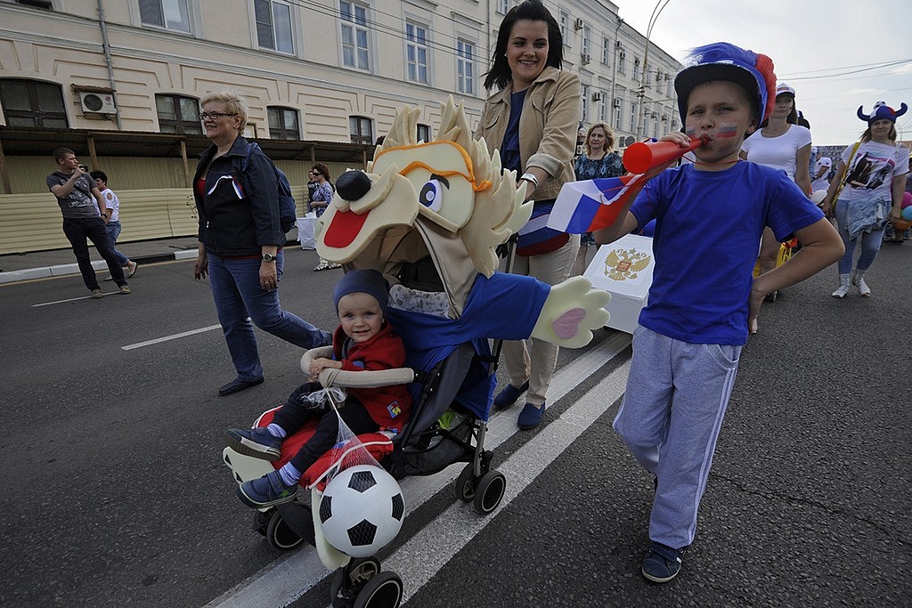 "Футболеем всей семьей": фоторепортаж с парада колясок в Тамбове